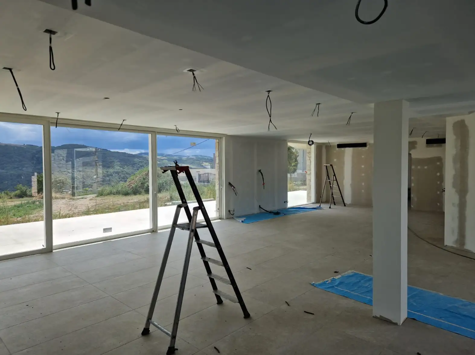 Installation des luminaires dans une maison neuve